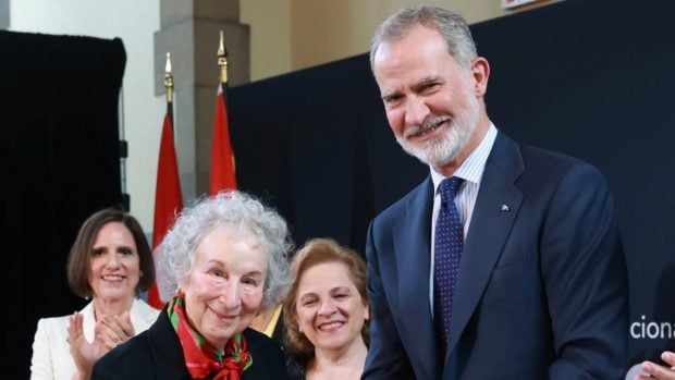 Felipe VI y Margaret Atwood. (Foto: Redes Sociales)