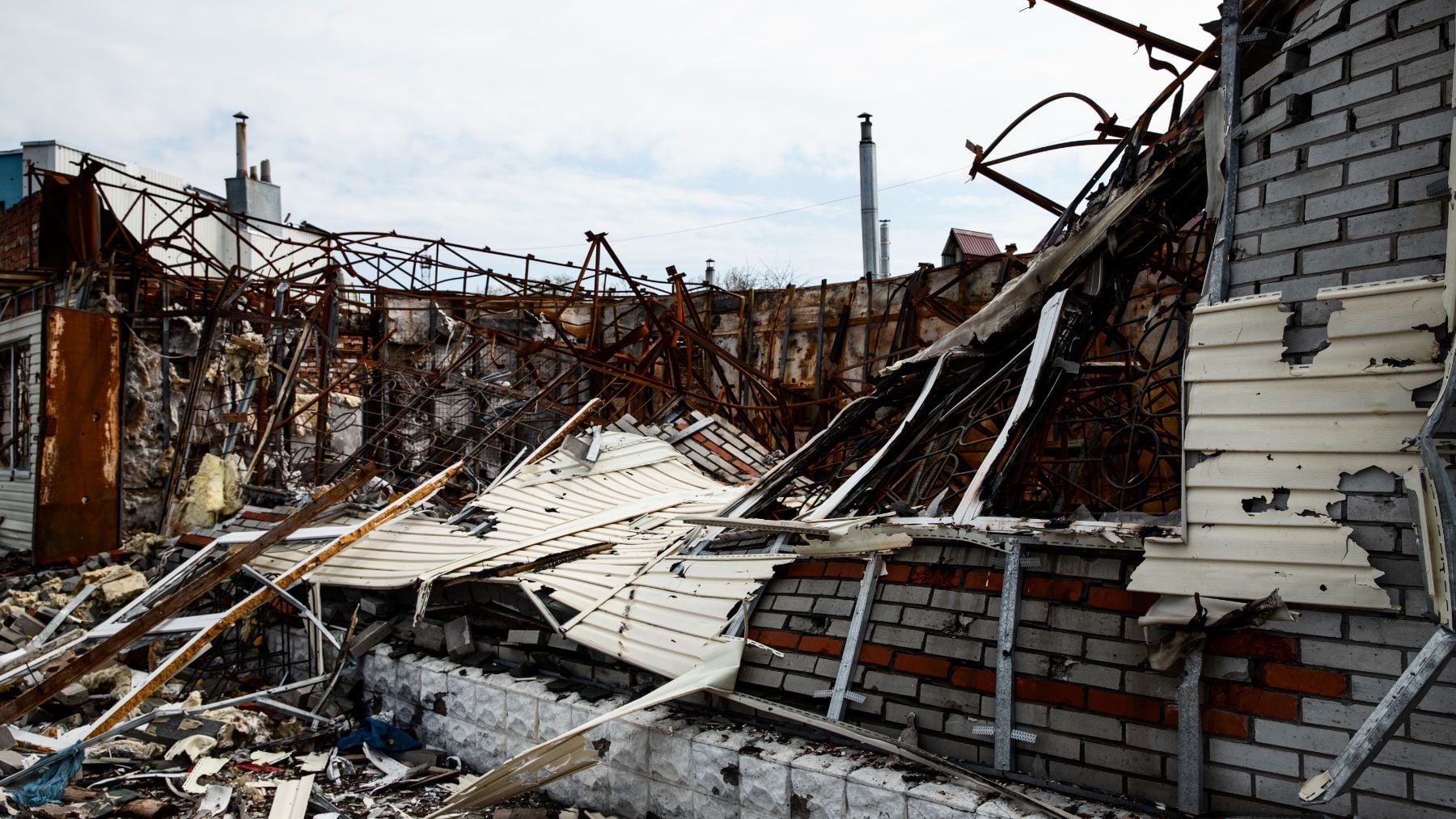 Científicos crean un cilindro lleno de esferas de acero capaz de reducir el impacto de los terremotos y funciona sin electricidad
