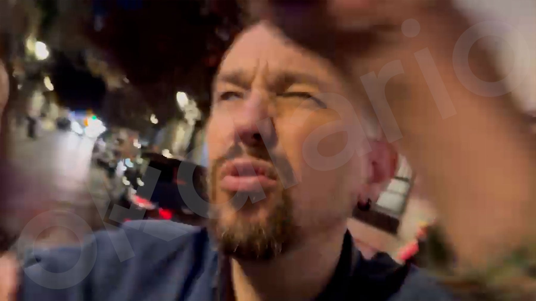 Pablo Iglesias y una horda de podemitas agreden a una periodista de OKDIARIO cuando pregunta por la corrupción del PSOE