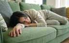 El peligro invisible de quedarse dormido en el sofá: cómo este hábito daña tu descanso nocturno