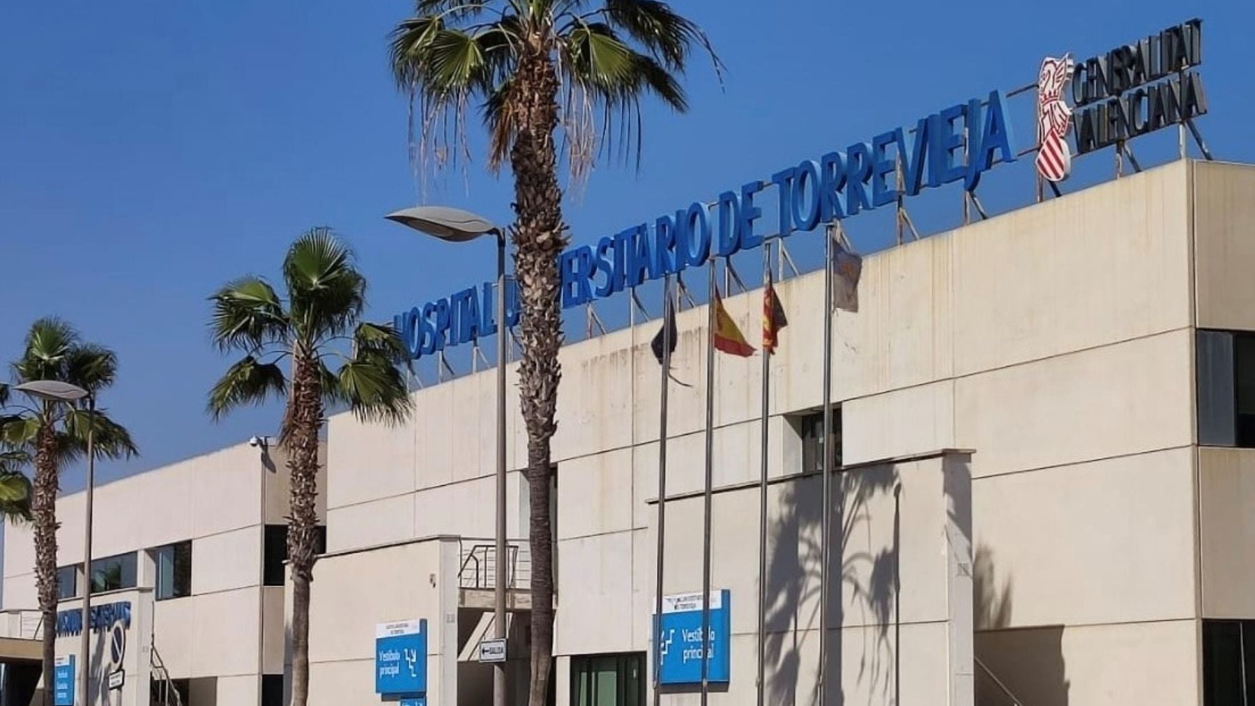 Un incendio en el hospital de Torrevieja deja varios heridos y obliga a evacuar la segunda planta