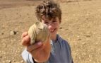 Niño de 8 años que halló el fragmento de la estatuilla romana en Israel. Imagen de Autoridad de Antigüedades de Israel.