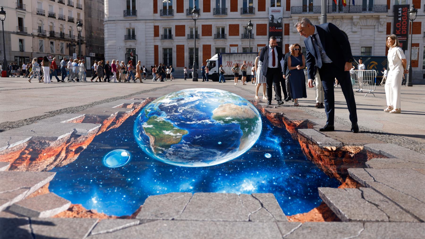 El consejero de Medio Ambiente, Agricultura e Interior, Carlos Novillo, se asoma a la obra de arte. (Foto: Comunidad de Madrid).