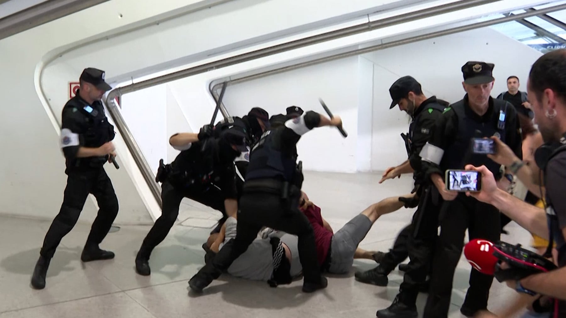 Cuatro detenidos por los incidentes en el recibimiento a los miembros de la flotilla podemita en Bilbao