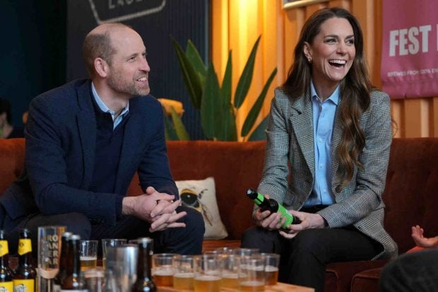 Kate Middleton y el pr&iacute;ncipe William riendo