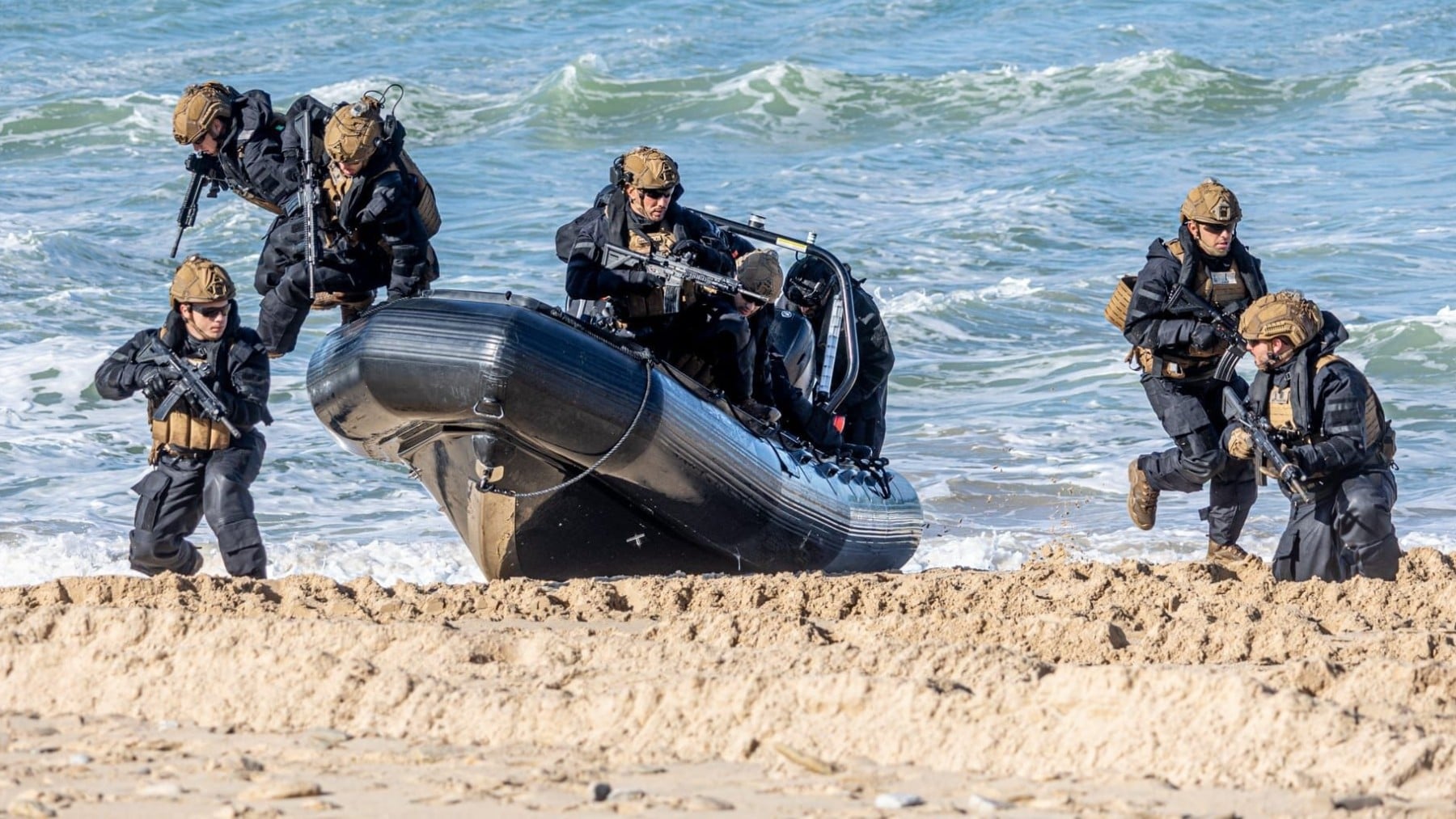 Los narcos roban tres lanchas y material militar a la Armada durante unas maniobras en Barbate