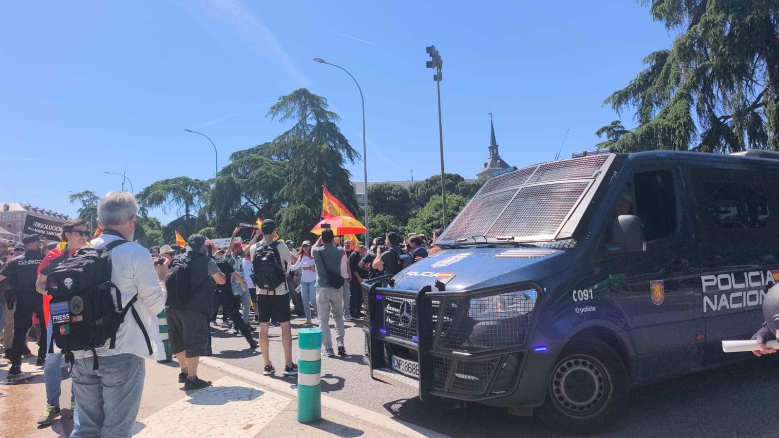 Un grupo de manifestantes atraviesa el cordon policial de Marlaska y pone rumbo a La Moncloa