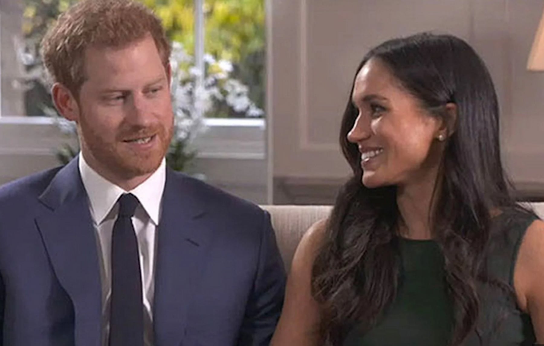 El príncipe Harry con Meghan Markle durante una entrevista. (Foto: YouTube)