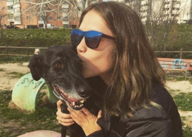 Elsa Pinilla con uno de sus perros
