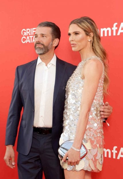 Bettina y Donald Trump Jr. posando en un photocall