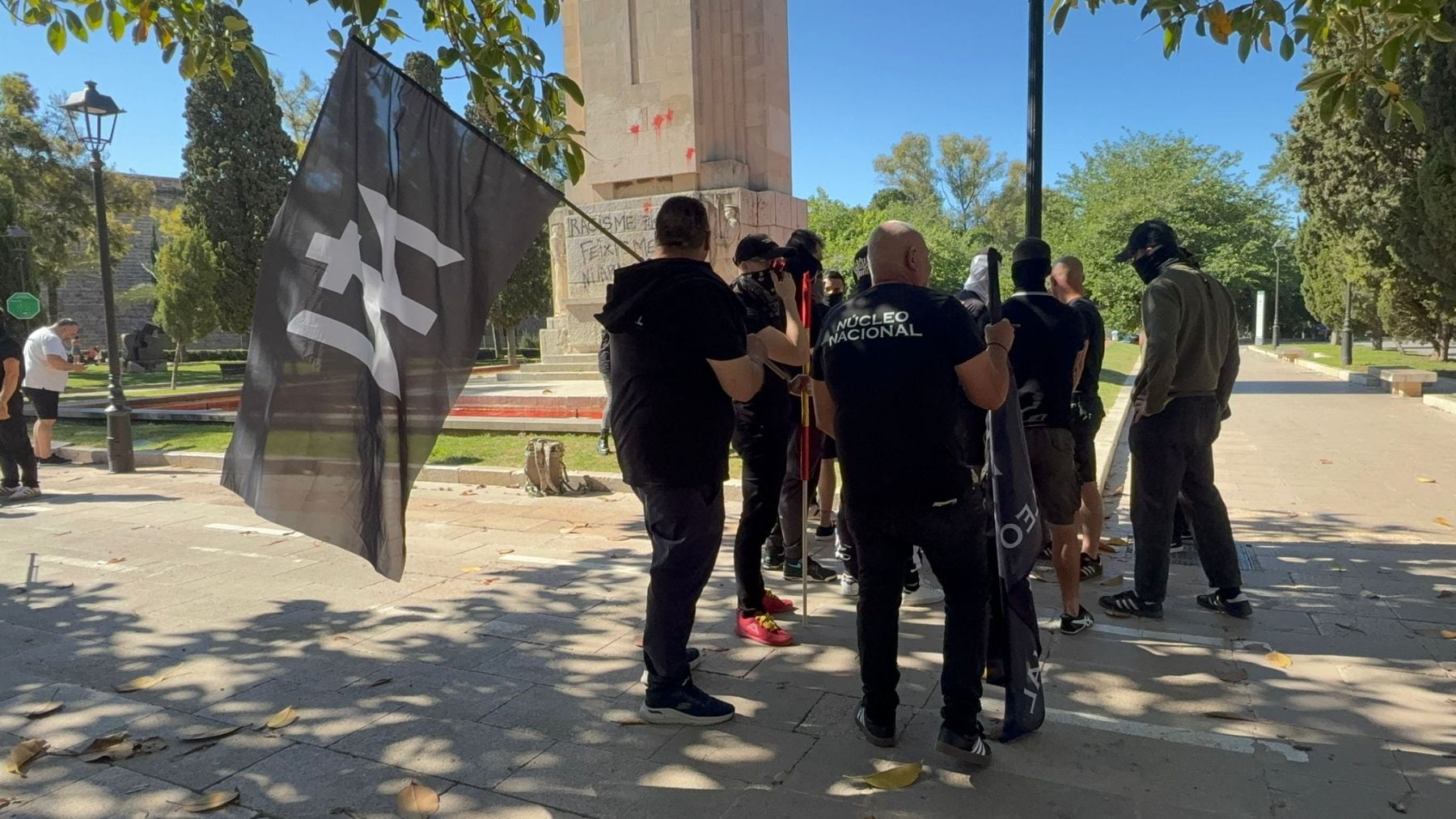Pintadas en el monumento de sa Feixina avivan la tensión entre antifascistas y Núcleo Nacional en Palma