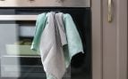 Trapo de cocina en la puerta del horno