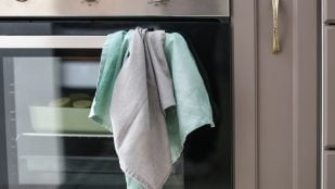 Trapo de cocina en la puerta del horno