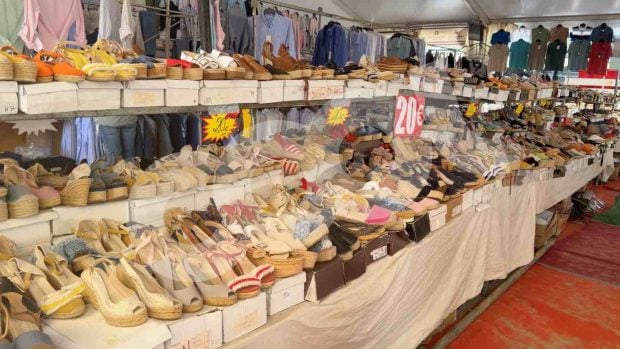 El mercadillo instalado en la plaza del Acebr&oacute;n, en El Roc&iacute;o. (Foto: COOL)