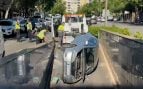 Un coche vuelca en la entrada de un parking de Avenidas y causa un caos monumental en el centro de Palma