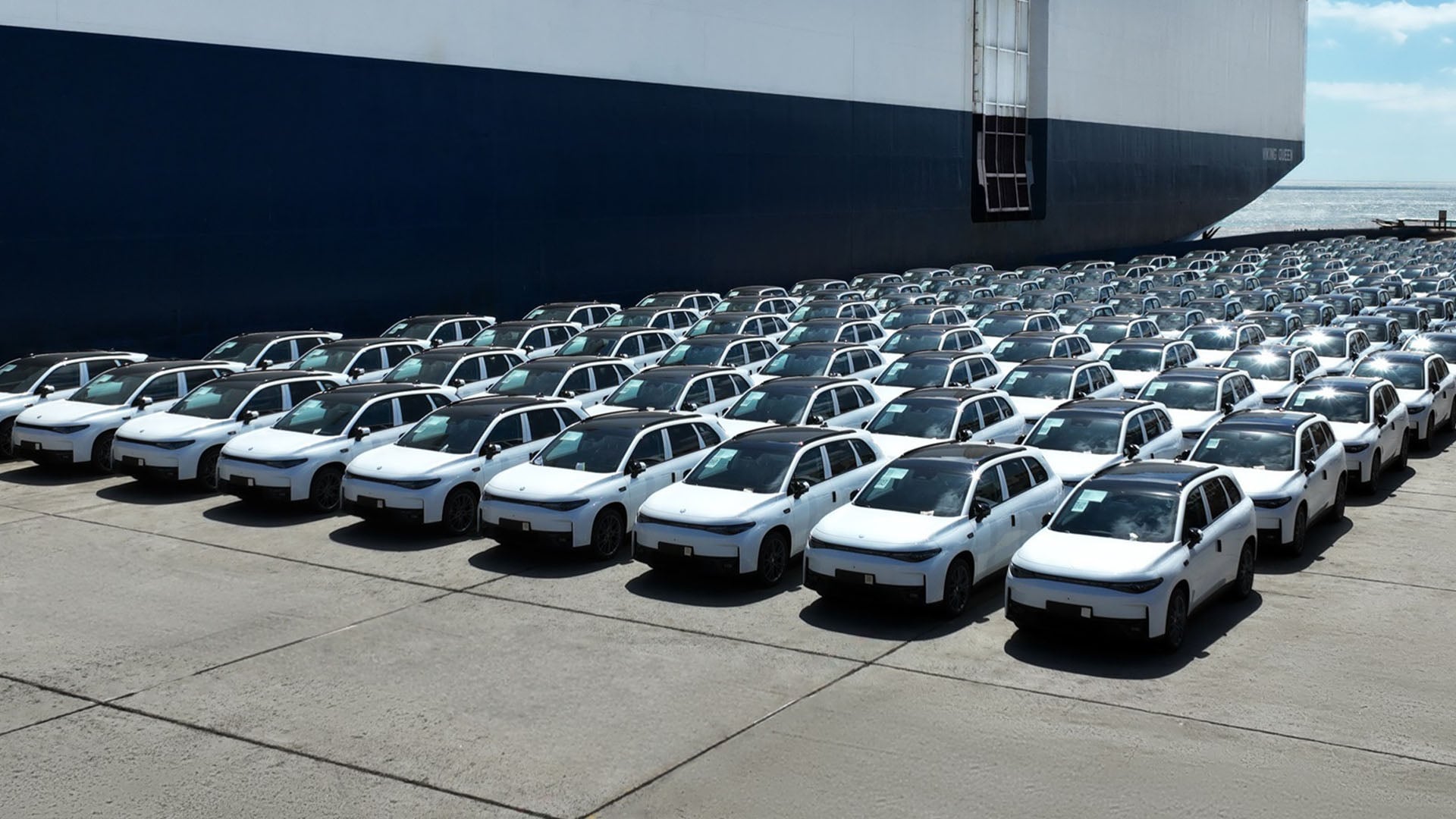 Un barco con coches chinos