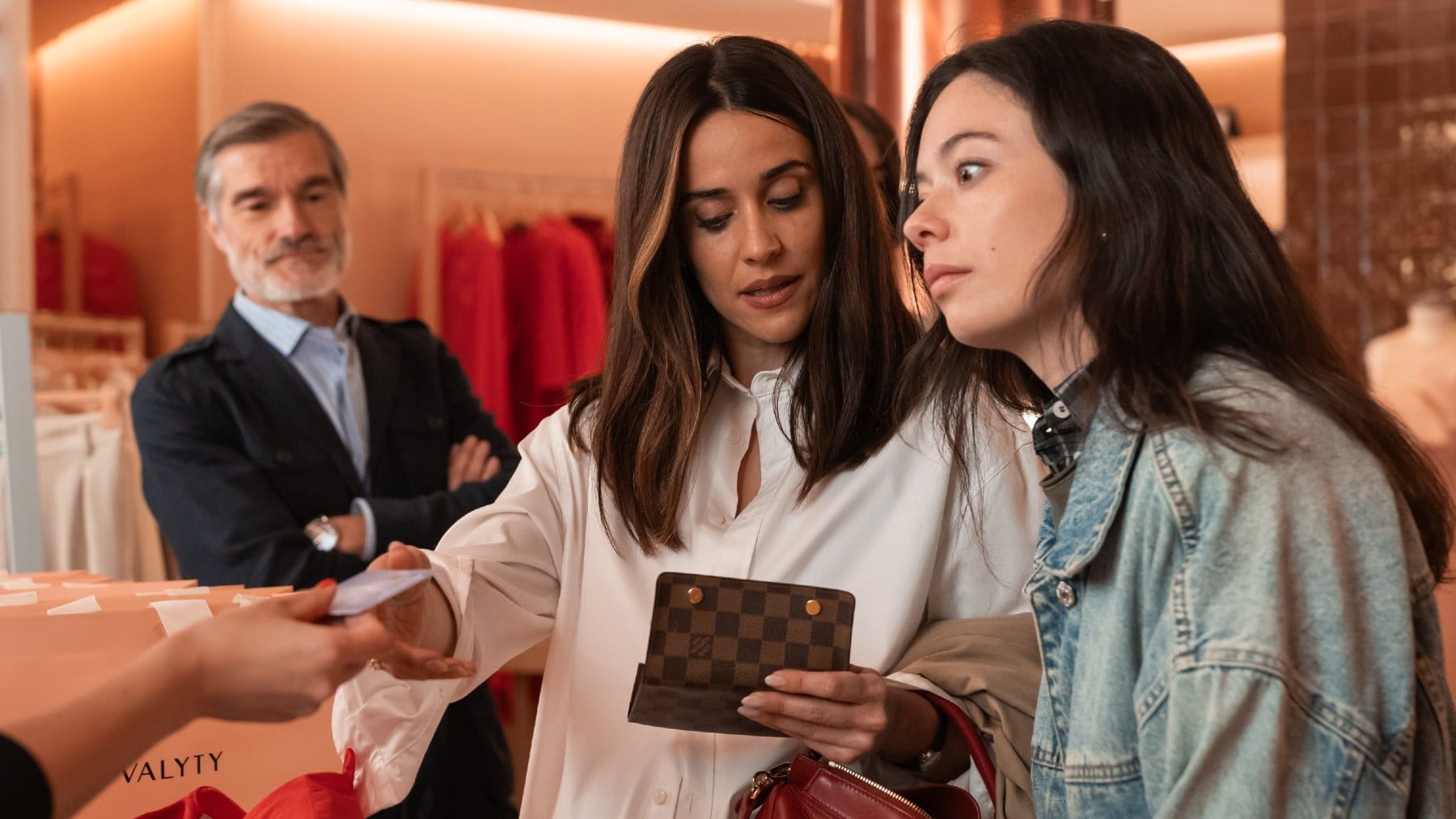 Macarena García y Anna Castillo en ‘Se tiene que morir mucha gente’ (Movistar PLUS).