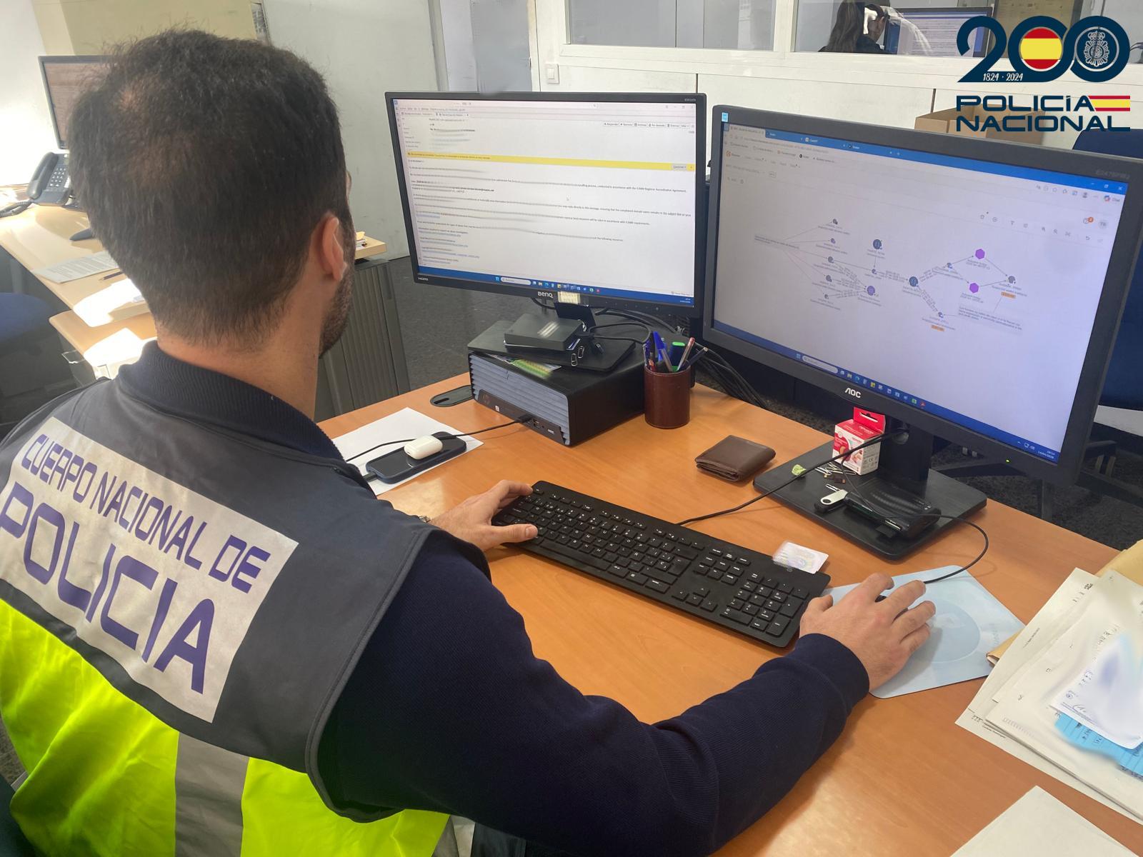 Agentes del Grupo de Delitos trabajando en el caso.