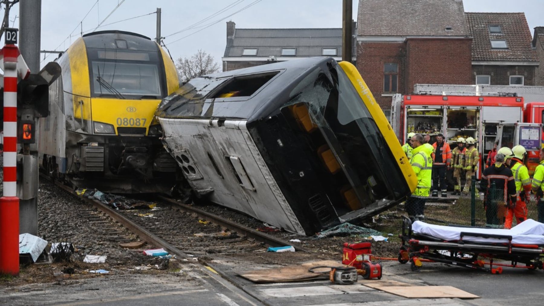 Un tren arrolla un autobús escolar en Bélgica y deja varias víctimas