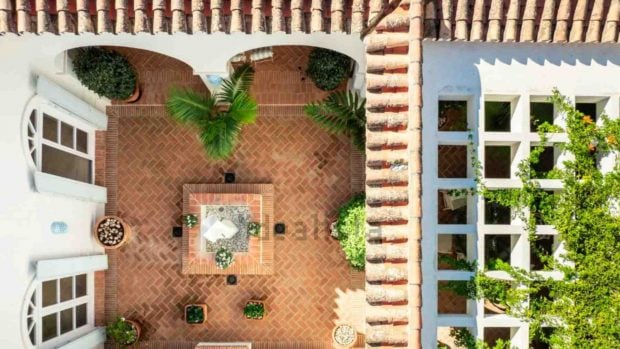 Vista desde arriba del patio de la casa. Imagen de Idealista.