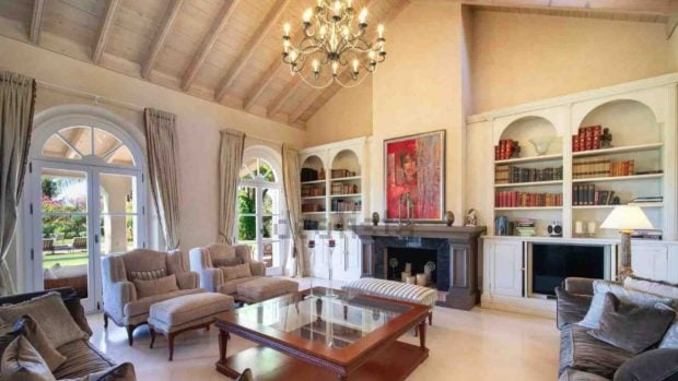Sal&oacute;n de la casa. Imagen de Idealista.