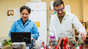 La sinergia interdisciplinaria es uno de los aspectos centrales del proyecto DARPA BLUE. Investigadores y docentes trabajan en conjunto para llevar adelante la iniciativa. Foto: Universidad de Michigan