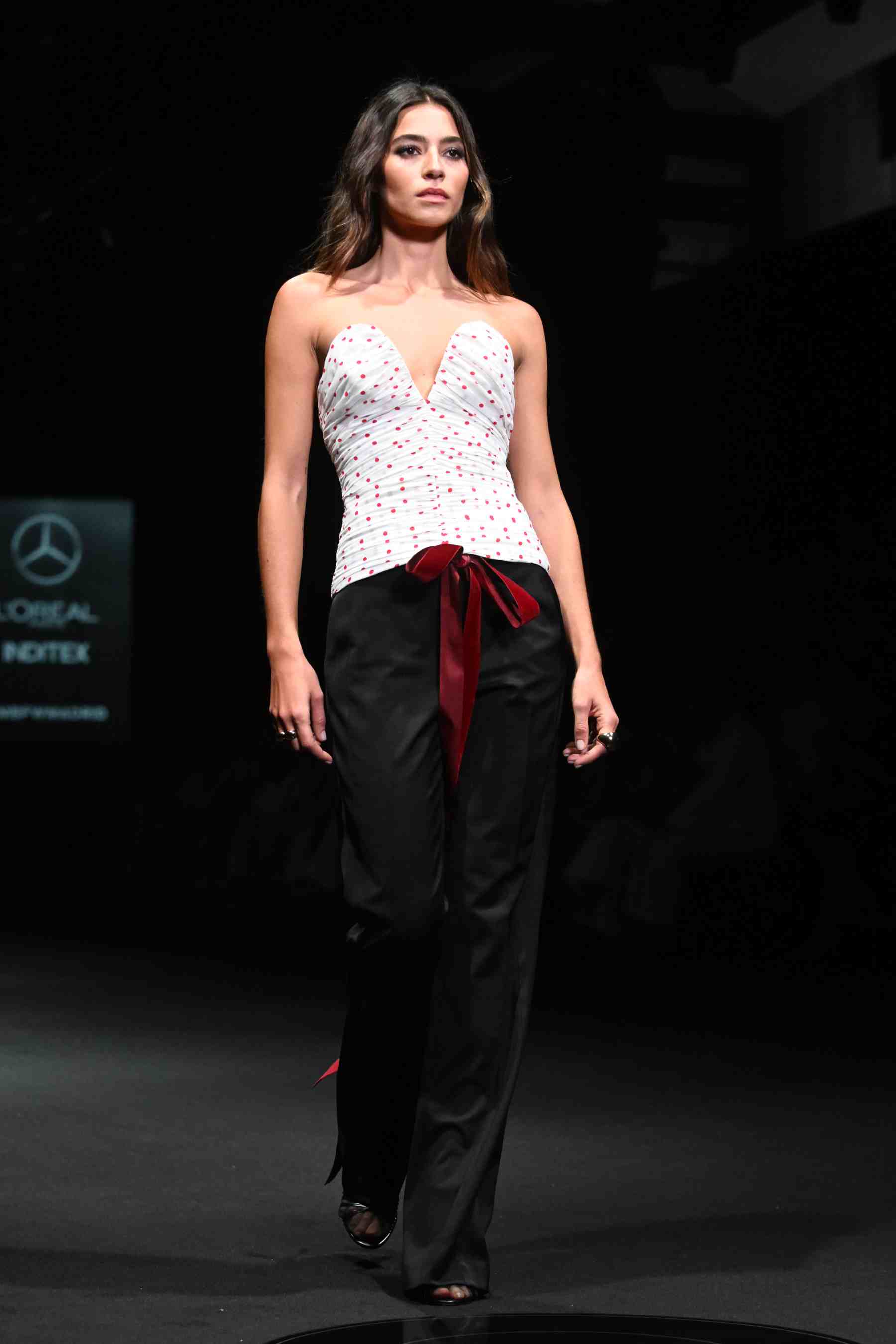 La modelo Roc&iacute;o Crusset desfila para la firma Pedro del Hierro en la 81&ordf; edici&oacute;n de MBFWM. (Foto: Getty Images)