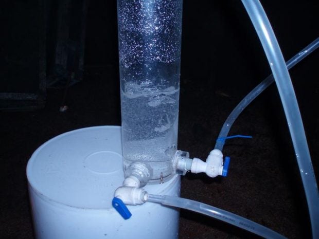 Exolución de gas de las aguas subterráneas. Hidrógeno natural visible como burbujas de gas que se separan del agua subterránea que se descarga de las rocas del Escudo Canadiense. Crédito Cortesía de Barbara Sherwood Lollar / Universidad de Toronto