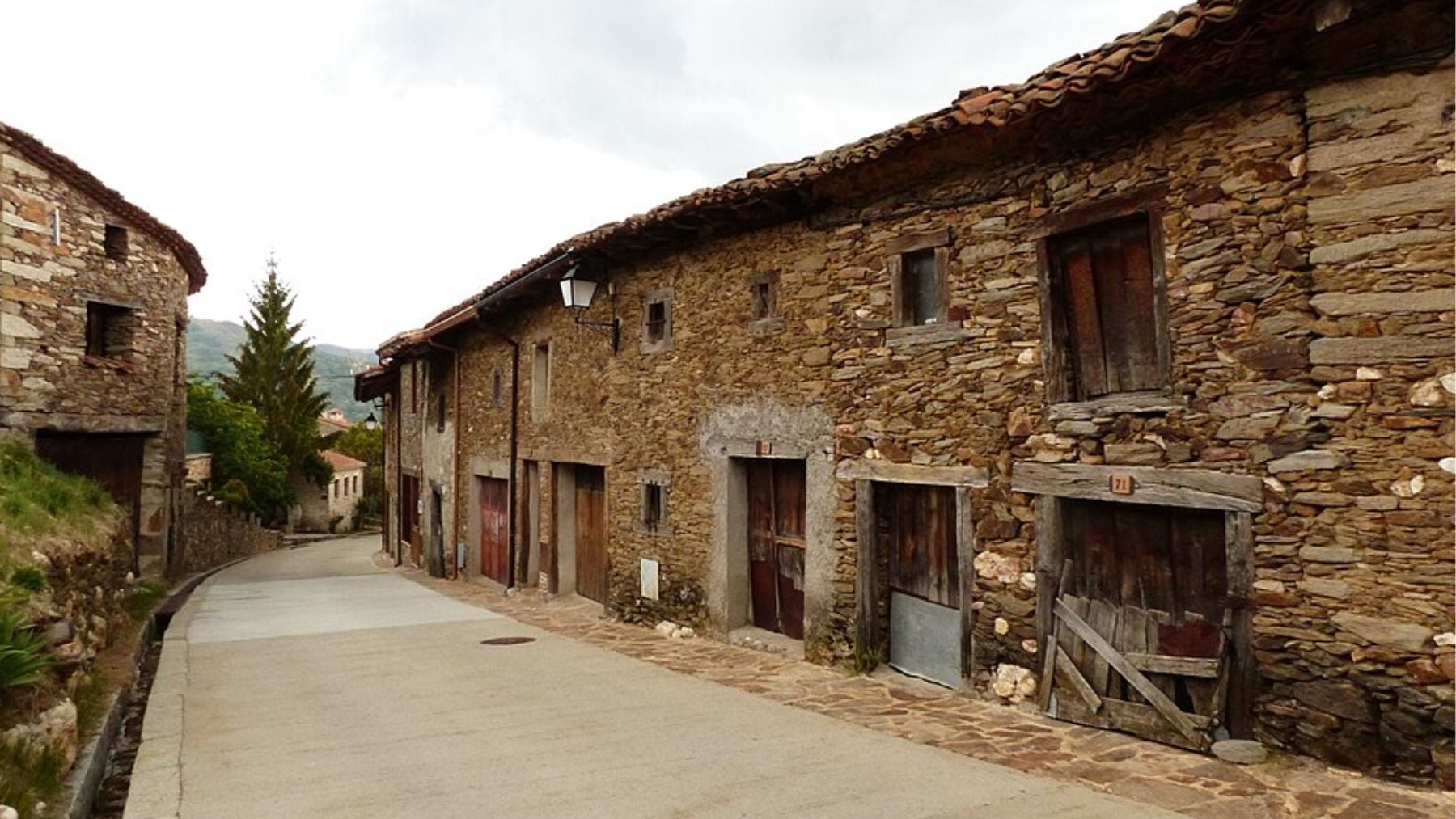 Uno de los pueblos mejor conservados para recorrer a pie en Madrid es el templo de la arquitectura negra y está a 100 km del centro