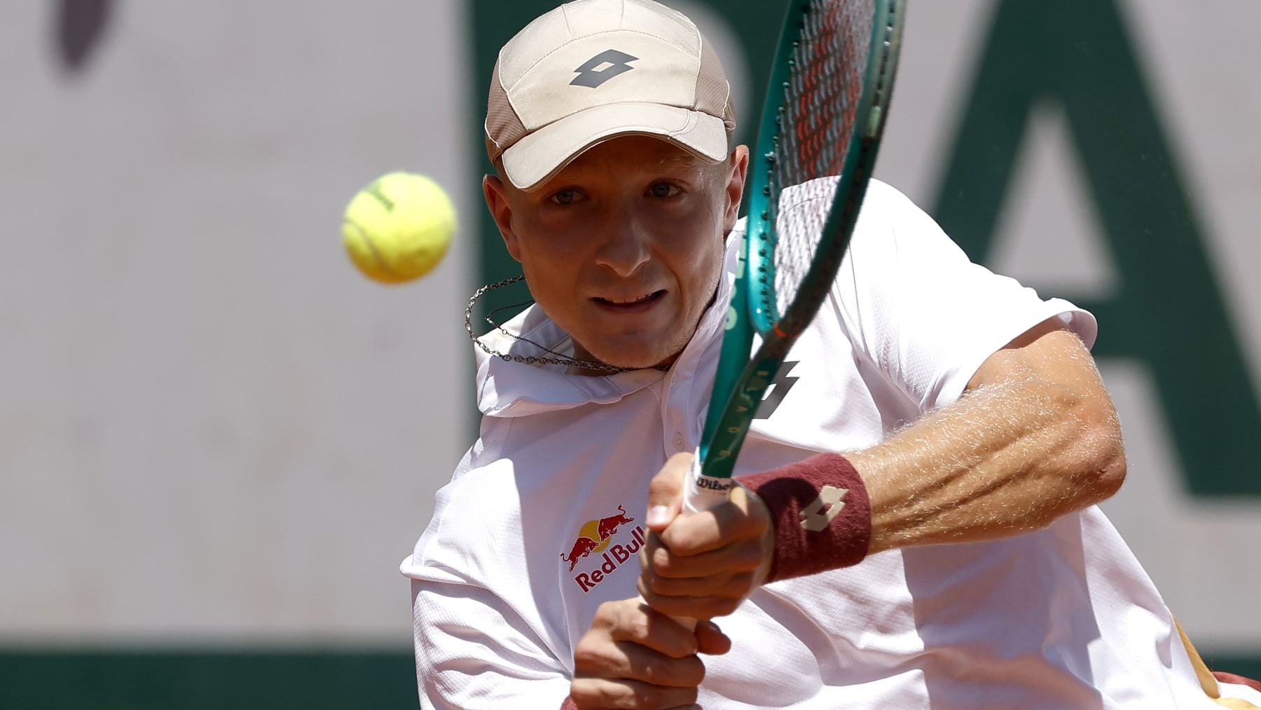 La primera con sufrimiento: Landaluce se estrena en un Grand Slam con victoria en Roland Garros