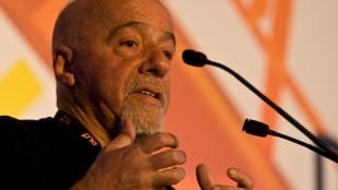 Paulo Coelho. Fotografía: @nrkbeta, CC BY-SA 2.0, vía Wikimedia Commons
