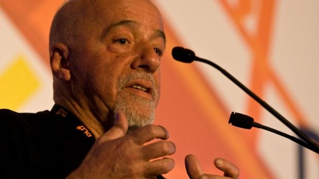 Paulo Coelho. Fotografía: @nrkbeta, CC BY-SA 2.0, vía Wikimedia Commons