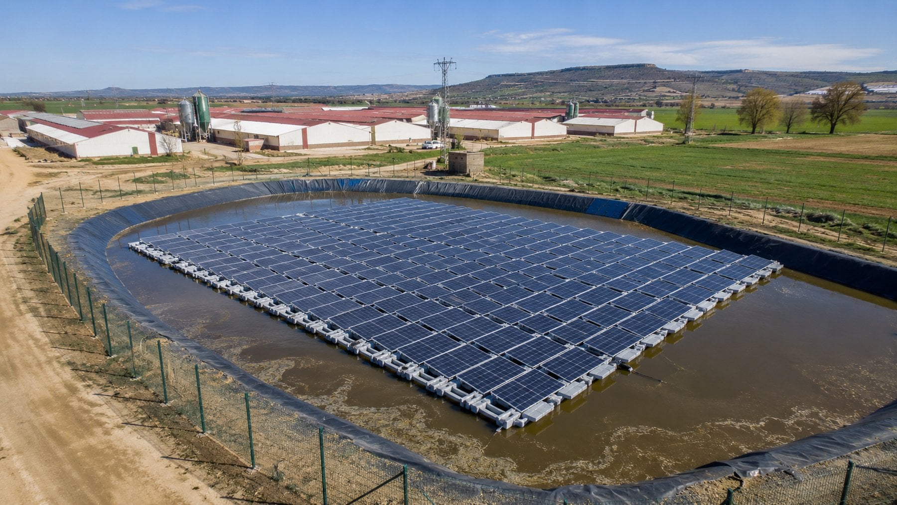 Las granjas de Aragón dan un paso al frente: cubren los purines de cerdo con paneles solares para reducir la emisión de gases