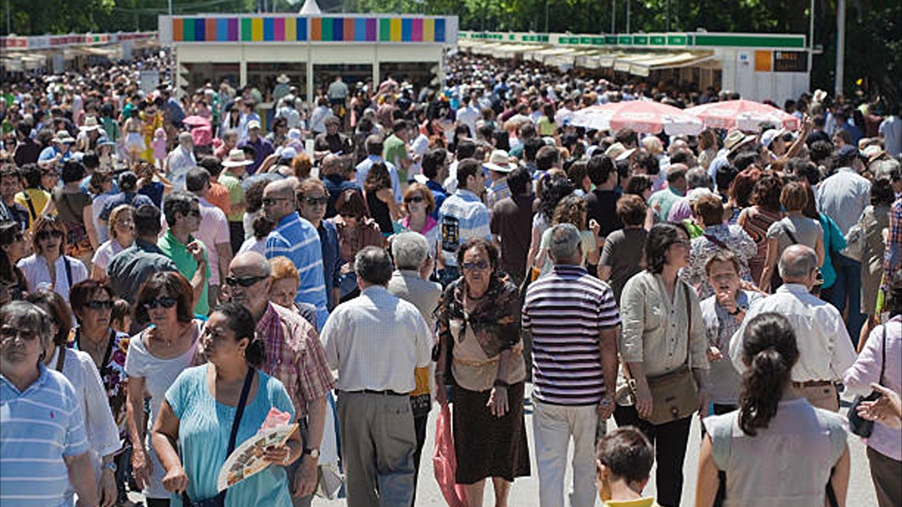 Cómo llegar a la Feria del Libro de Madrid: líneas de tren, metro y autobús para ir al Retiro