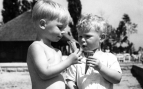 Niños en la década de 1960 comiendo helado