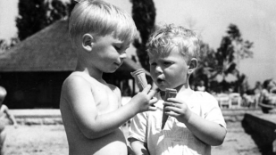 Niños en la década de 1960 comiendo helado