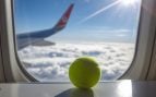 Pelota de tenis en el avión