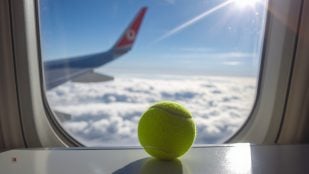 Pelota de tenis en el avión