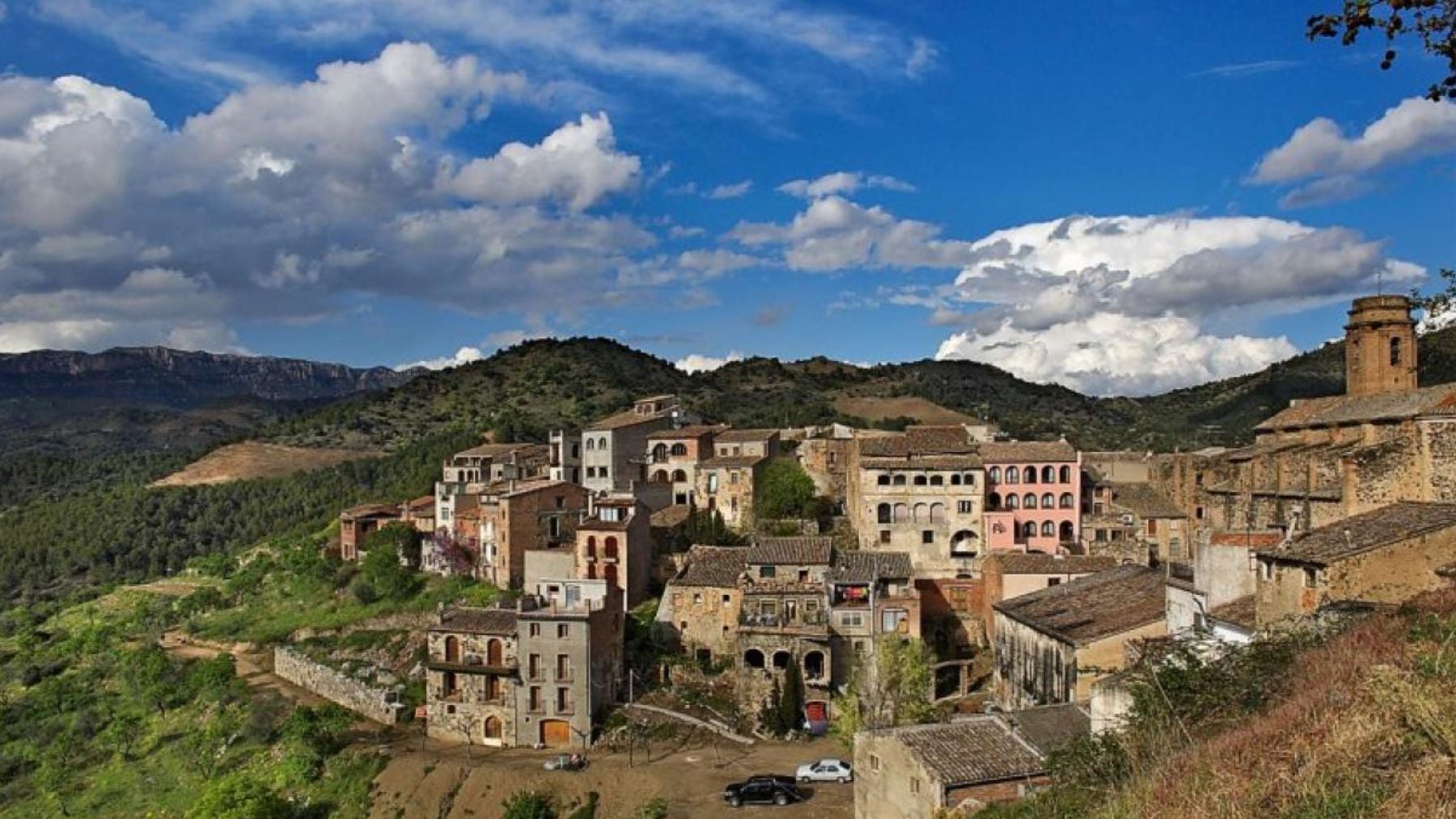 Casi nadie lo visita pero la llaman la Toscana de Cataluña: pueblos con viñedos, castillos y tesoros medievales