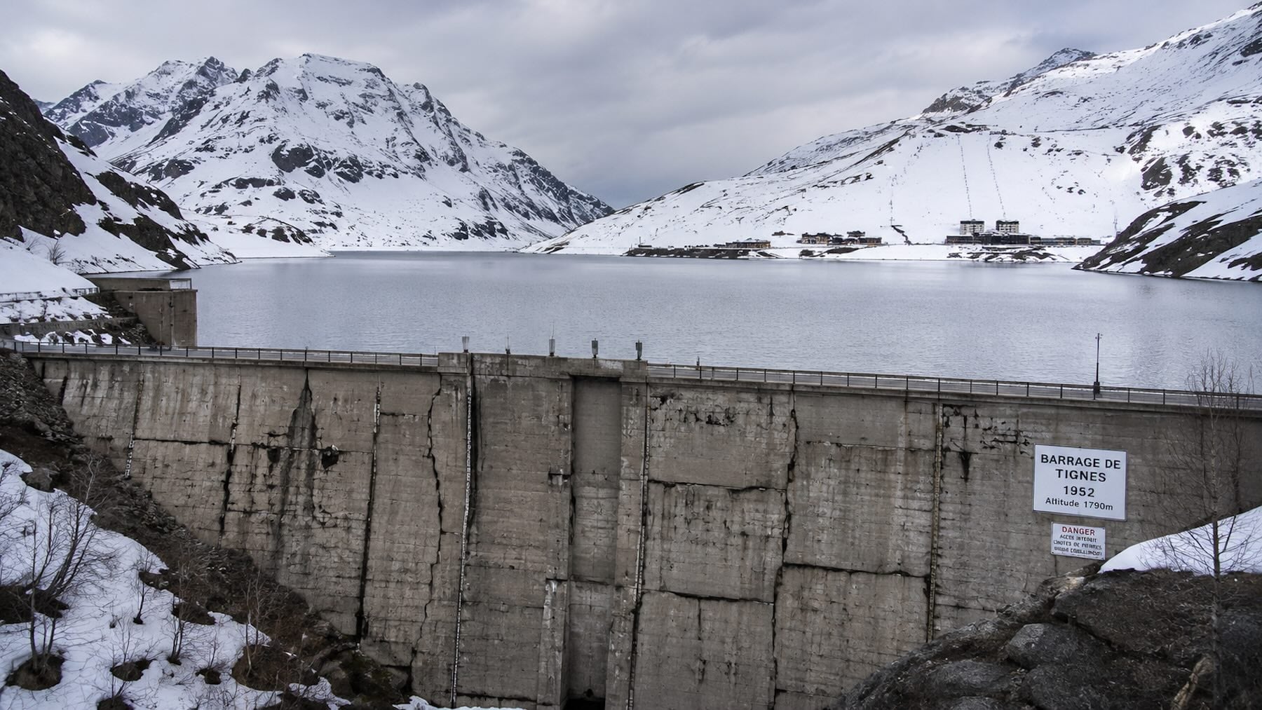 Los geólogos activan las alarmas: Francia construyó un enorme embalse en 2020 sobre un glaciar y ahora está a punto de colapsar