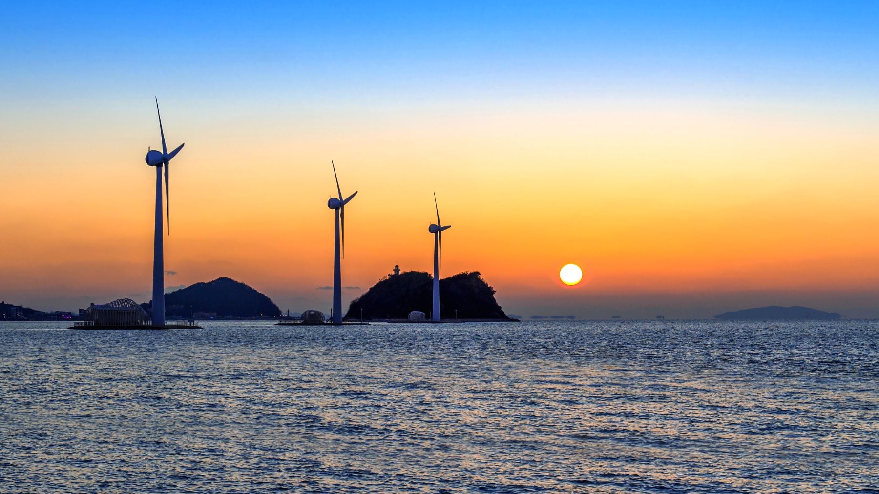 China instala la turbina eólica flotante más grande del mundo en aguas profundas con 16 MW y capacidad para dar energía a 4200 hogares al año
