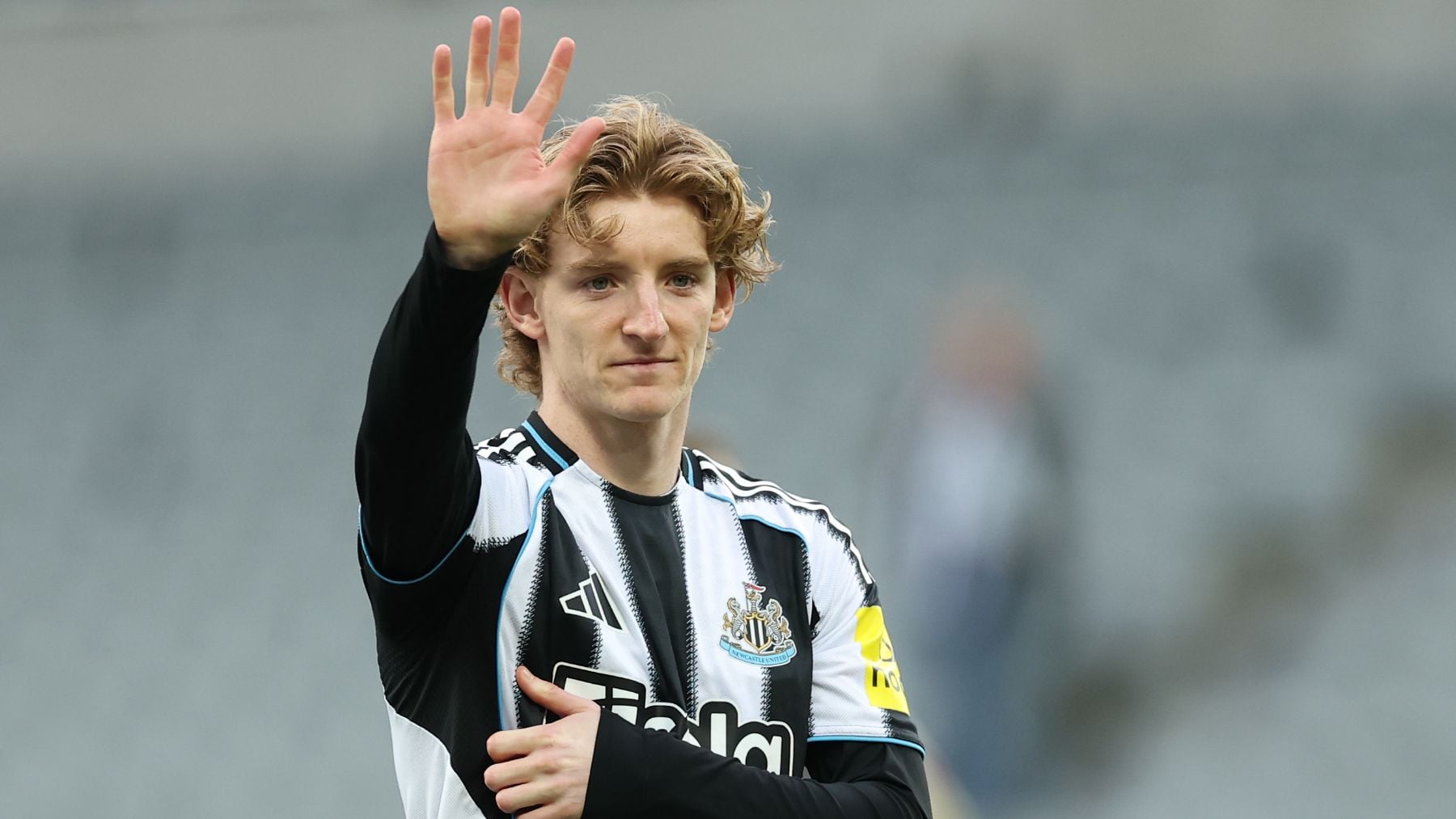 El Barcelona ata a Anthony Gordon y ya negocia con el Newcastle un traspaso desorbitado