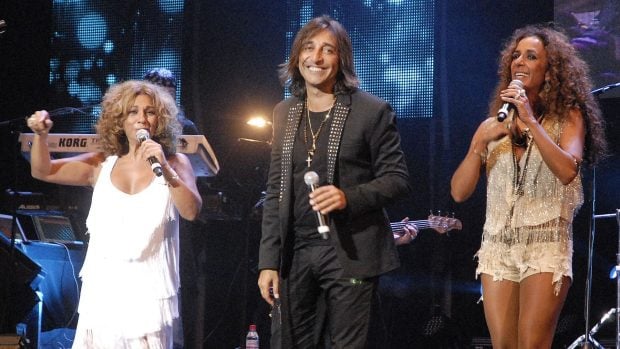Rosario y Lolita Flores con Antonio Carmona. (Foto: Europa Press)