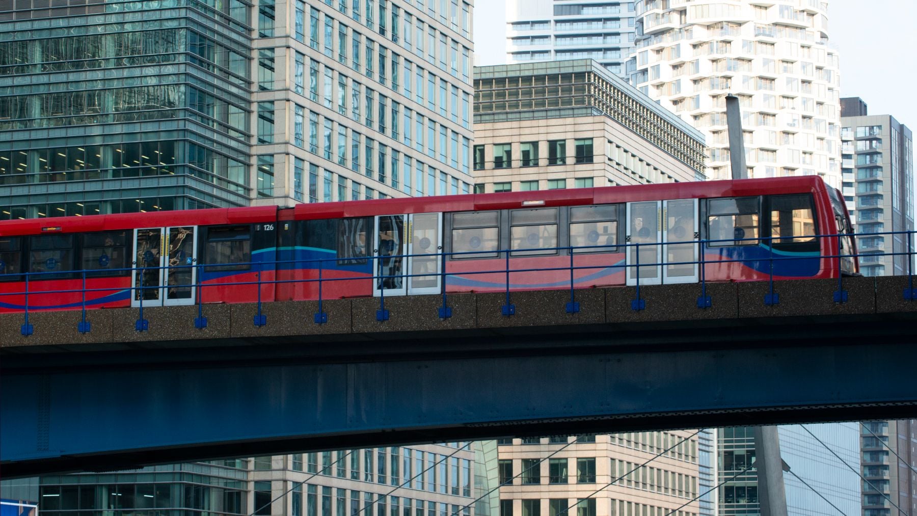 China desafía las leyes de la ingeniería y confirma el envío de 20 trenes eléctricos para transformar una ciudad con el megaproyecto ferroviario más ambicioso de la historia
