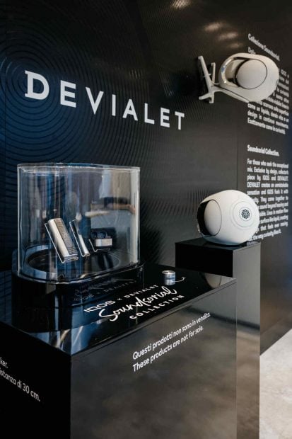 IQOS con los cascos de Devialet