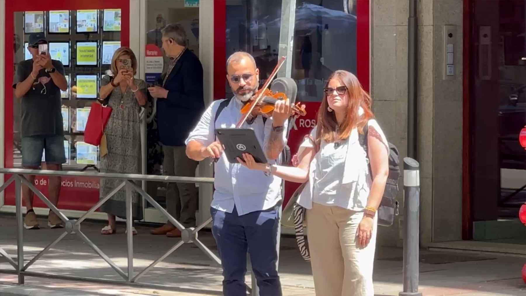 Hazte Oír envía un violinista a tocar la melodía del hundimiento del Titanic frente a la sede del PSOE