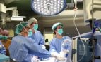 Operan en el útero a un bebé con el intestino fuera del abdomen en una cirugía pionera