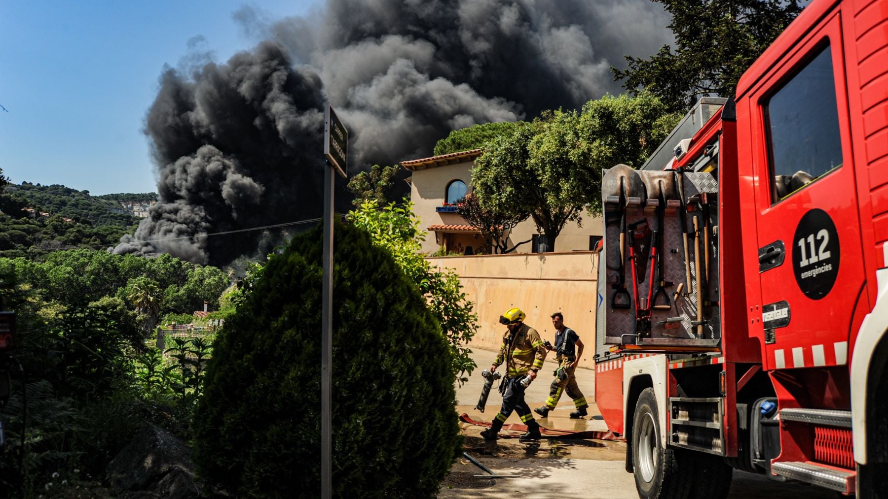 Confinados 600 vecinos del municipio de Orrius (Barcelona) por un incendio forestal originado en una fábrica