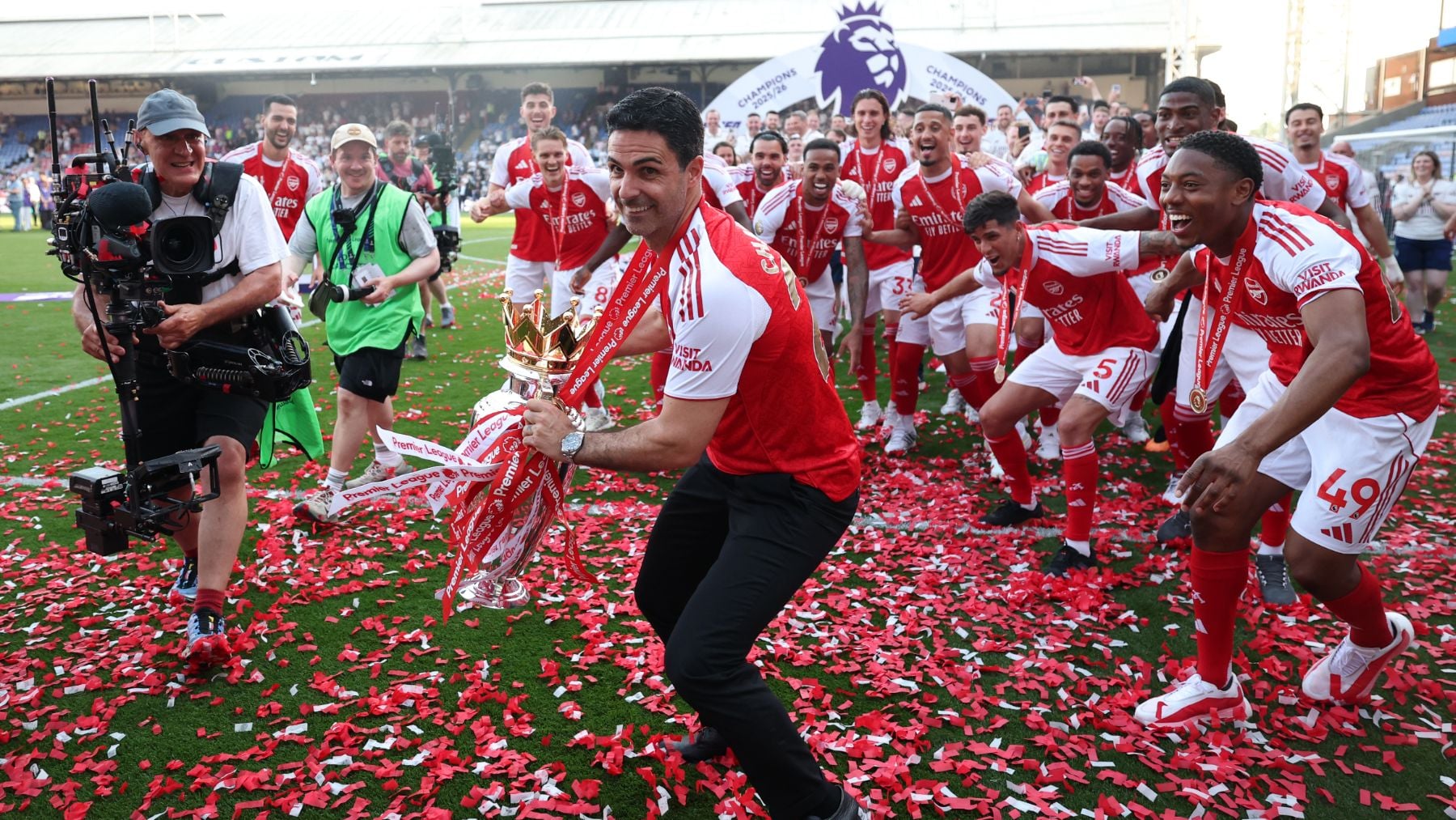 Mikel Arteta con el título del a Premier League. (Foto: Getty)