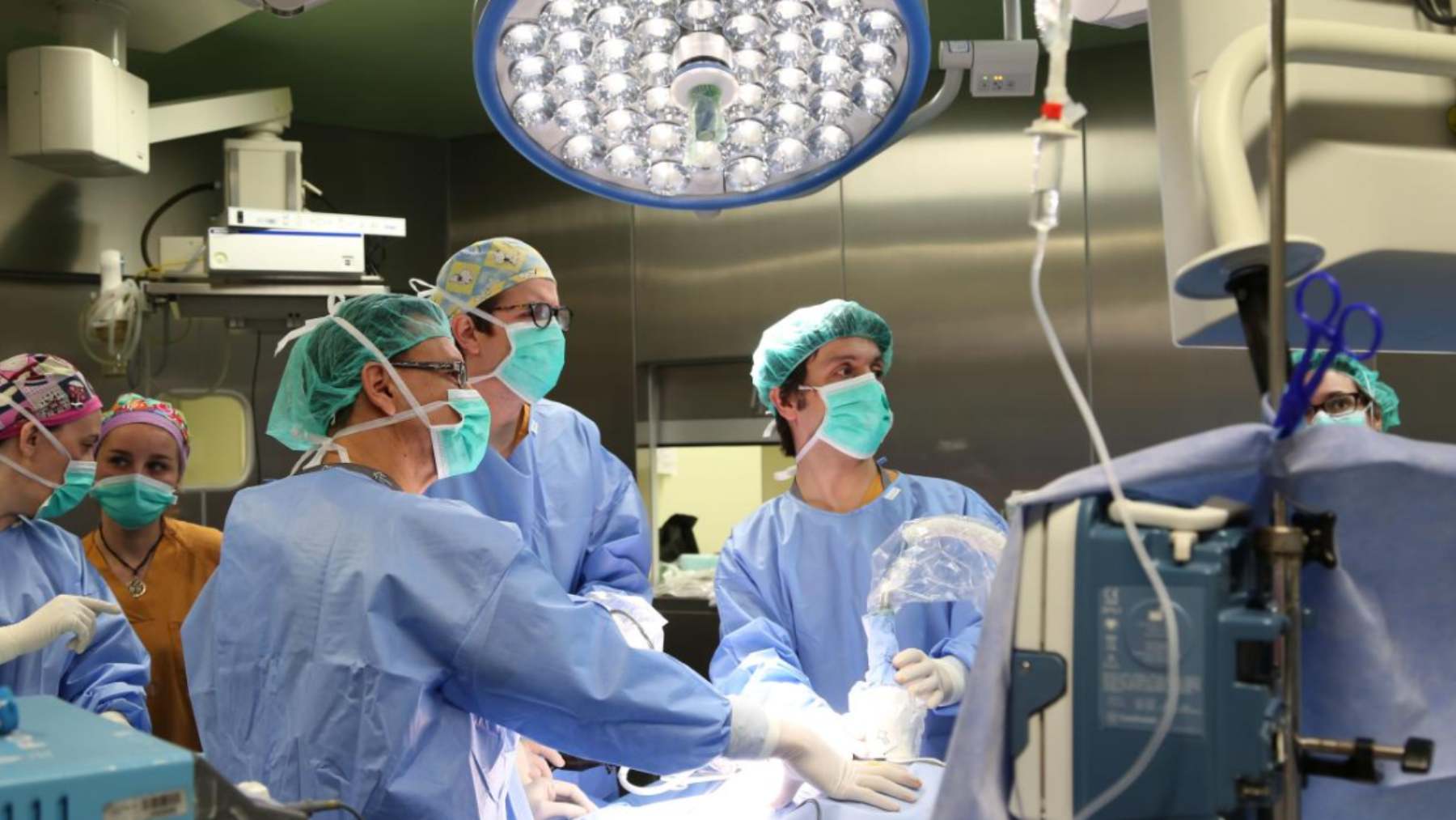 Operan en el útero a un bebé con el intestino fuera del abdomen en una cirugía pionera